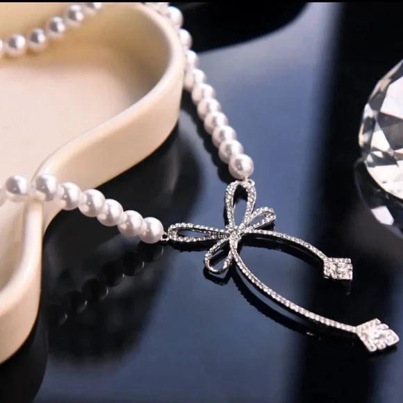 Gorgeous Elegant Rhinestone Pearl Bow Necklace Choker - Picture 2 of 3